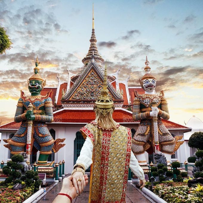 Lịch sử của Wat Arun bắt nguồn từ thời Ayutthaya với tên gọi Wat Makok, nghĩa là chùa ô liu. Năm 1768, khi vua Taksin quyết định xây dựng kinh đô mới, ông đã đặt chân lên mảnh đất này vào một buổi bình minh, và tặng cái tên Arun cho ngôi chùa. Các đời vua tiếp theo đã mở rộng và mời sư tới sinh sống tại đây. Ảnh: Inday Dora.