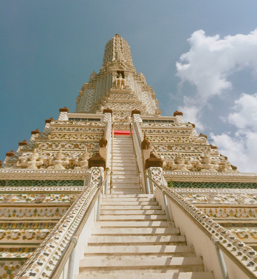Tọa lạc bên sông, ngôi chùa còn nổi tiếng nhờ lối kiến trúc độc đáo với các tòa tháp đầy màu sắc cao hơn 80 m, được khảm sành sứ Trung Hoa trên mái nhà và các bệ. Phra Prang (kiểu Khmer) là tháp chính trong Wat Arun, đại diện cho Núi vũ trụ Meru của người Ấn Độ. Ảnh: Thanh Hien Nguyen.