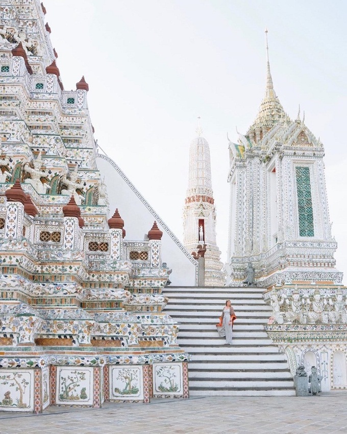 Các bậc thang trong tòa tháp dốc và hẹp nên không dễ dàng leo lên hoặc xuống, đặc biệt với người sợ độ cao. Nhưng nếu lên được đó, du khách có thể tận hưởng khung cảnh ngoạn mục của sông Chao Phraya, Cung điện Lớn và chùa Wat Pho phía đối diện. Ảnh: Jfrommelt.