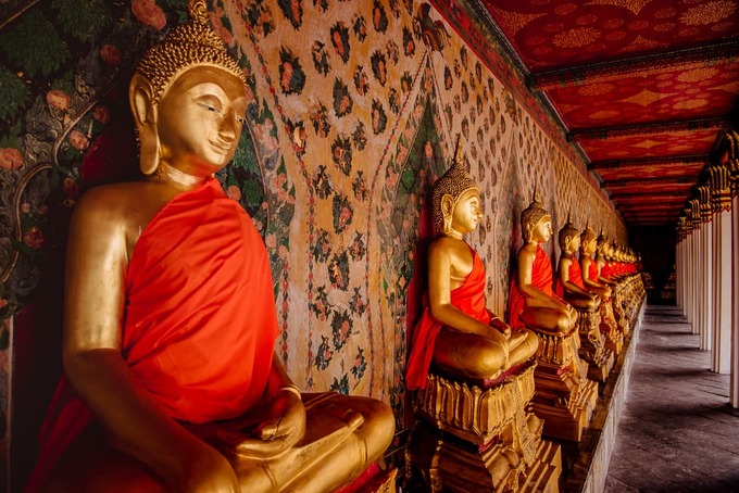 Khi đi vào sảnh, bạn còn có thể chiêm ngưỡng pho tượng Phật dát vàng cùng những bức điêu khắc trên tường. Ảnh: Jake and Dannie.