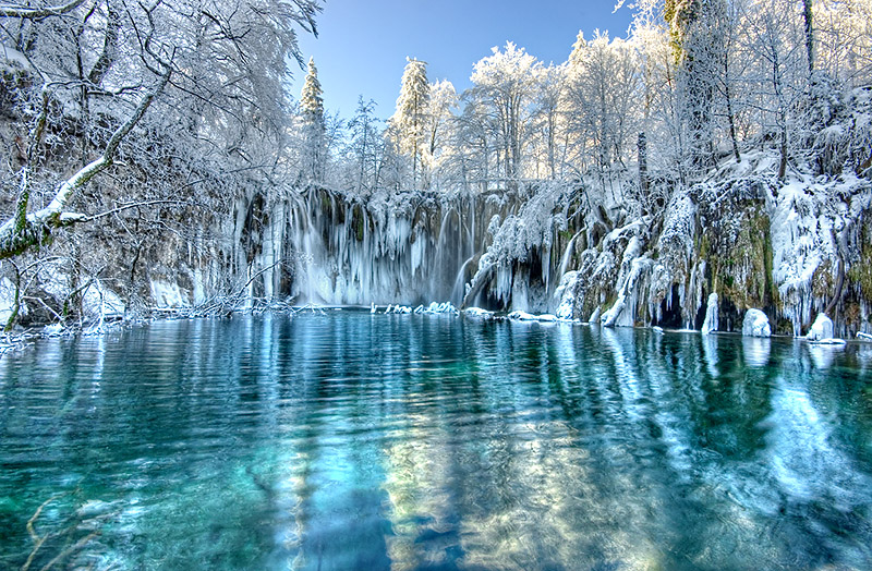 plitvice-croatia-winter-azbooking